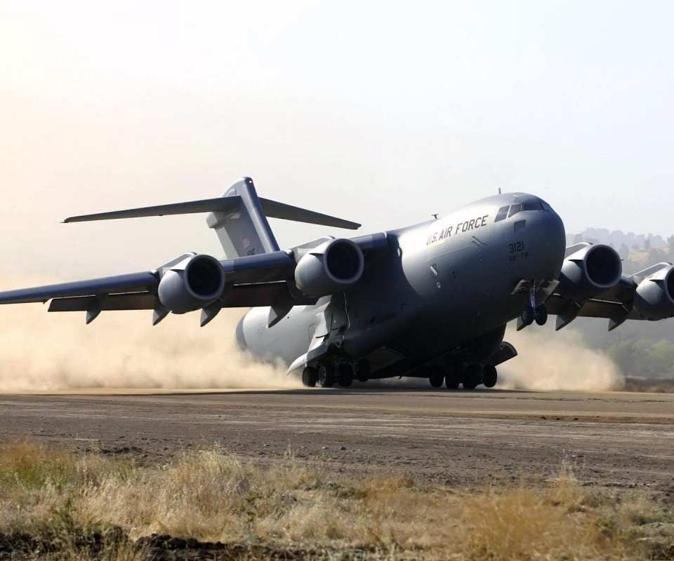 Грузовой самолёт на посадке обои