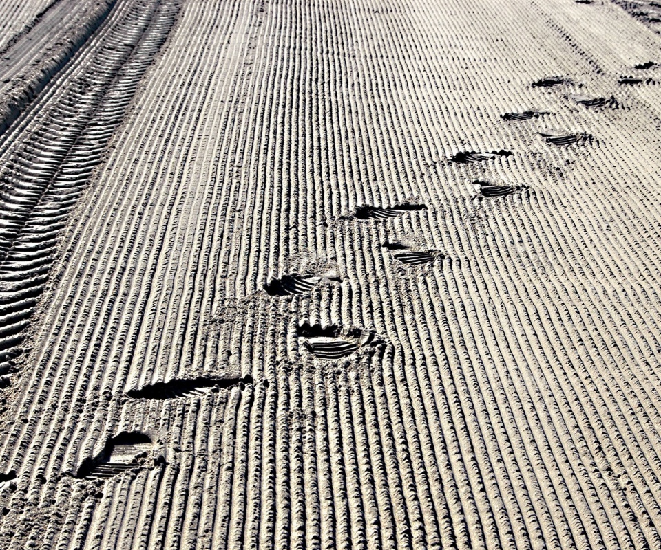 Следы на песке обои