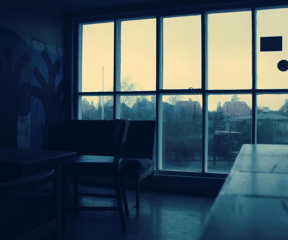 Тёмная комната и дождь за окном обои