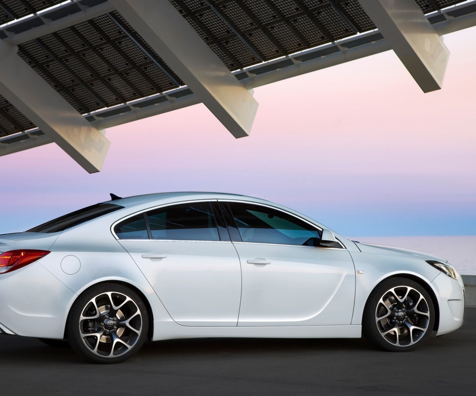 Белый седан под крышей обои