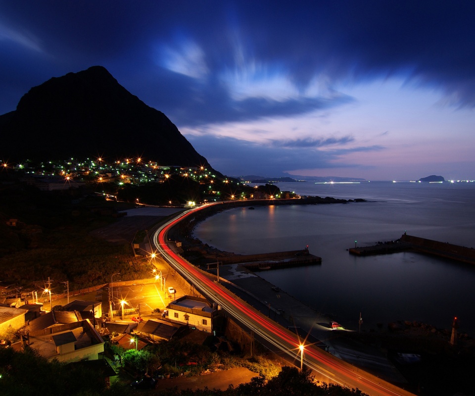 Городок у моря обои