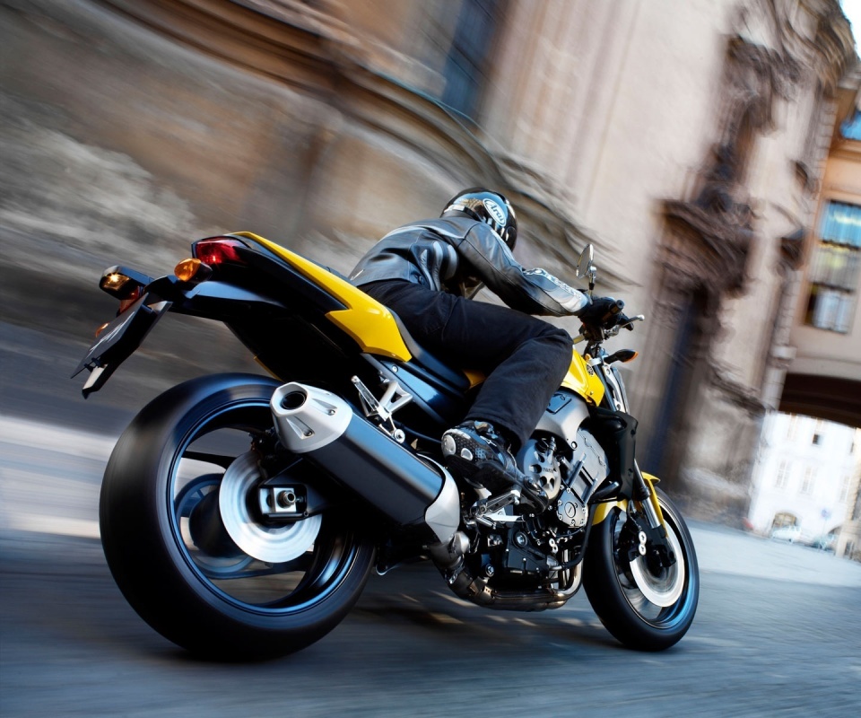 Ямаха и наездник на улицах города обои