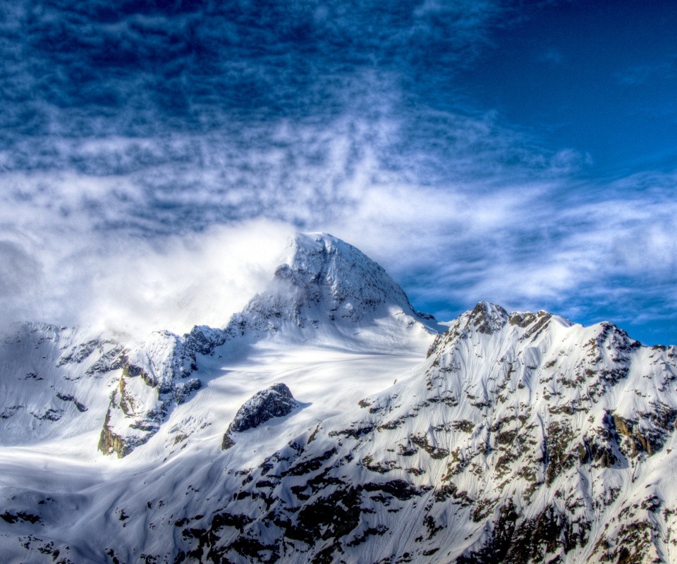 Снежные горные вершины на ветру обои
