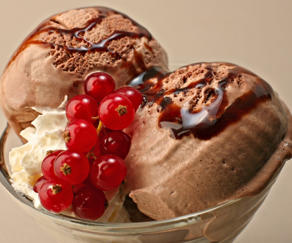 Шоколадное мороженое со смородинкой обои