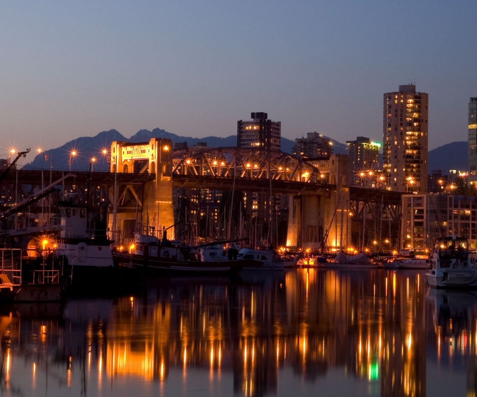 Мост и катера на закате обои