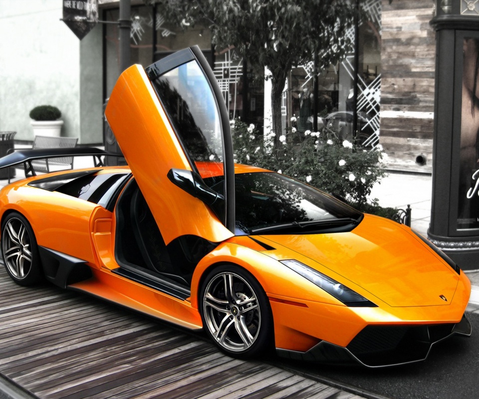 Оранжевая ламборджини на улице обои