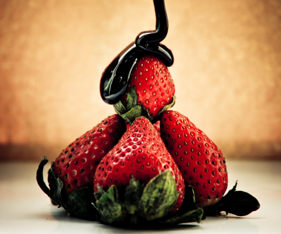 Аппетитная клубничка с шоколадом обои