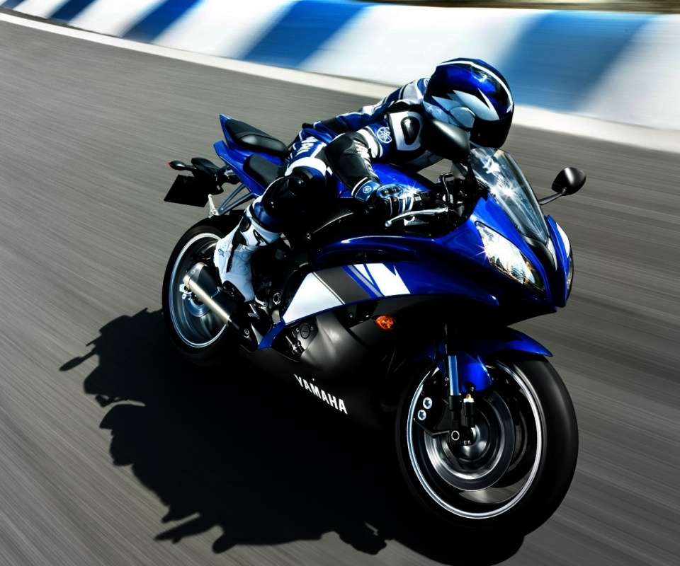 Мотоциклист на трассе обои