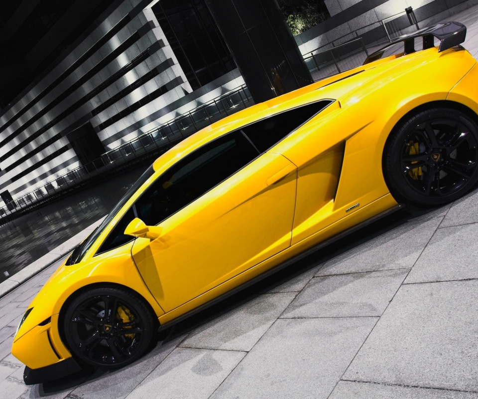 Желтая ламборджини в автосалоне обои