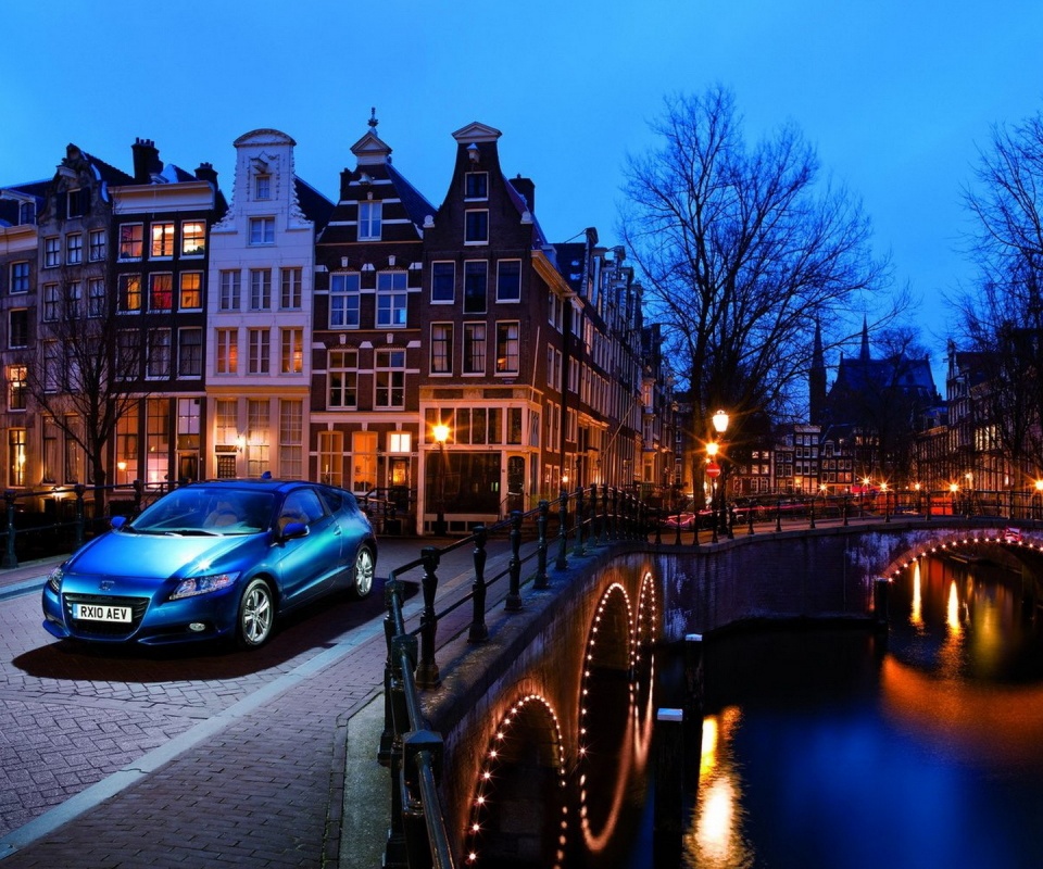 Автомобиль на мосту в свете фонаря обои