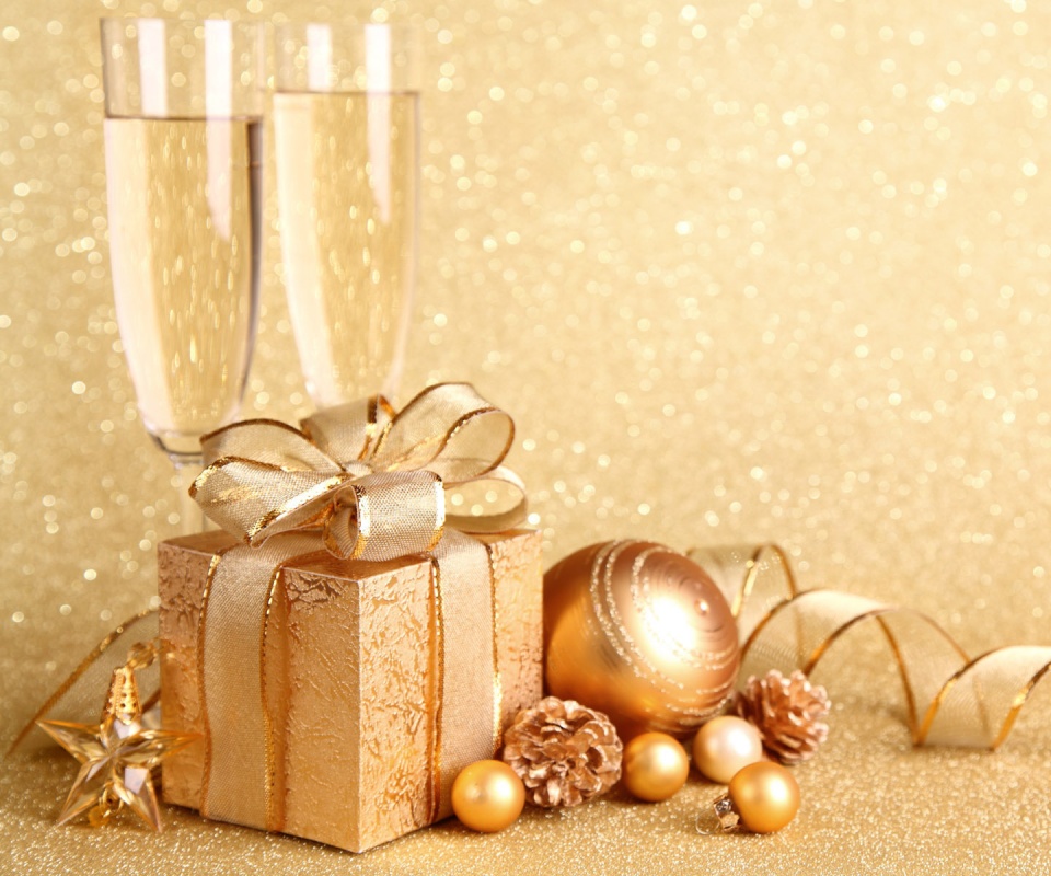 Подарок и бокалы шампанского обои