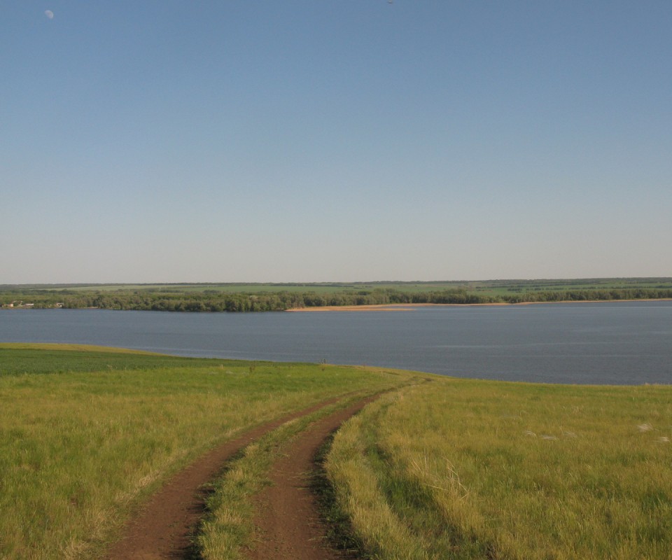 Дорога спускается к воде обои