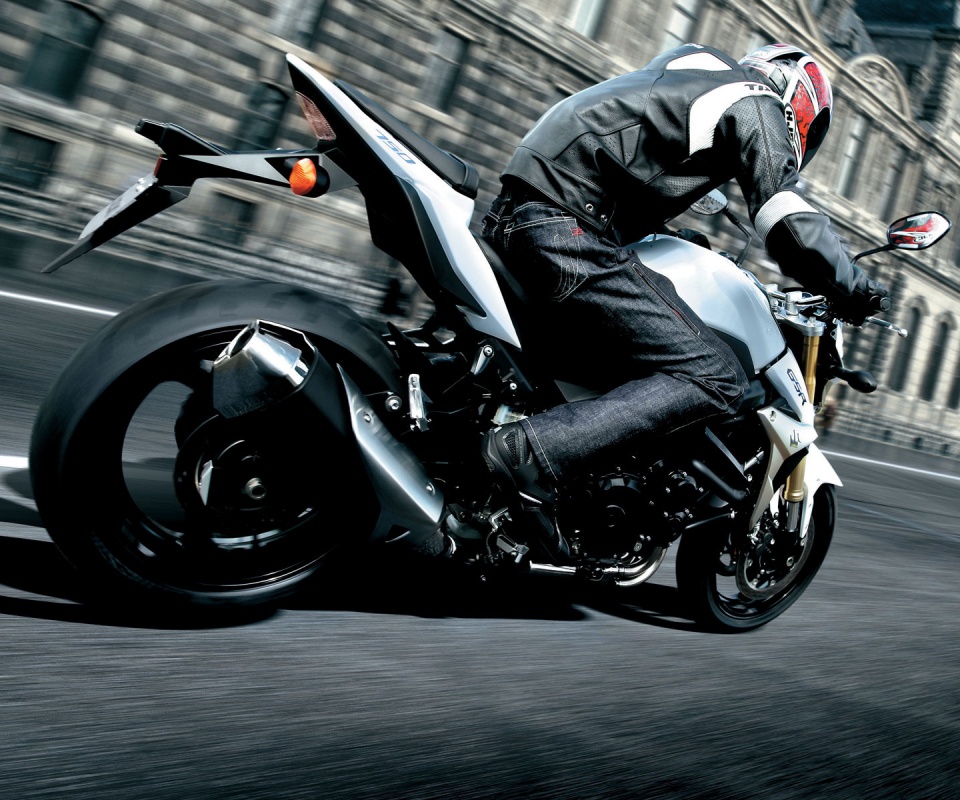 Мотоциклист мчится по городу обои