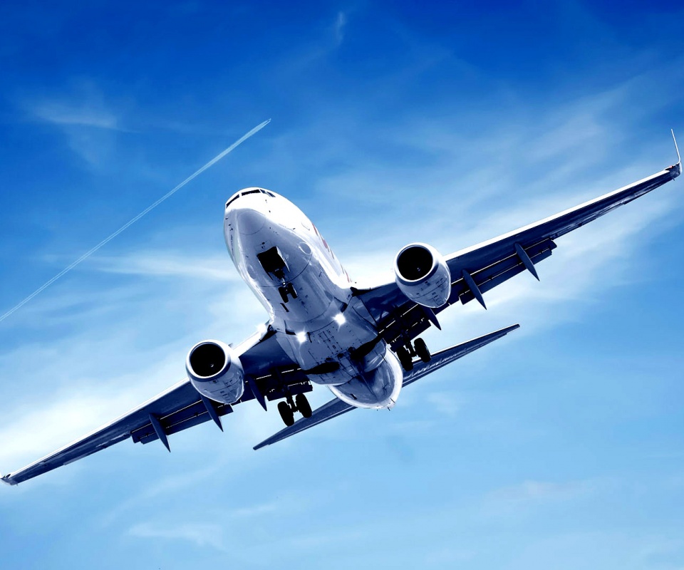Лайнер в небе обои