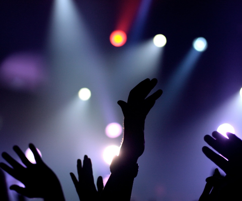 Руки людей на концерте обои