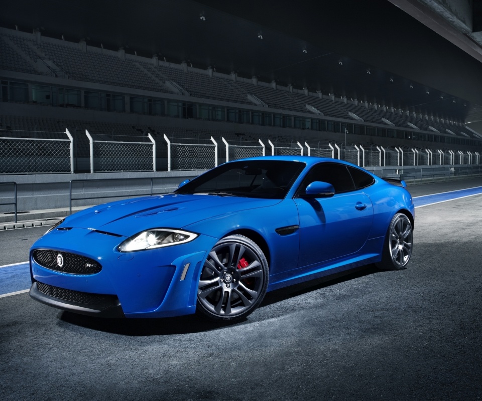 Синий спорткар на гоночном треке обои