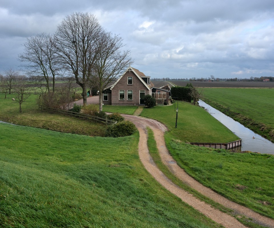 Дом в поле обои