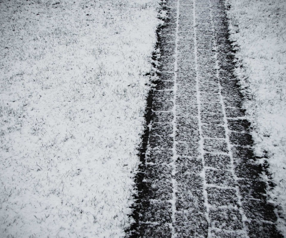 След покрышек в снегу обои