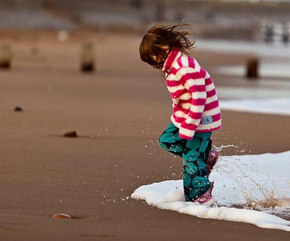 Ребенок и волна обои