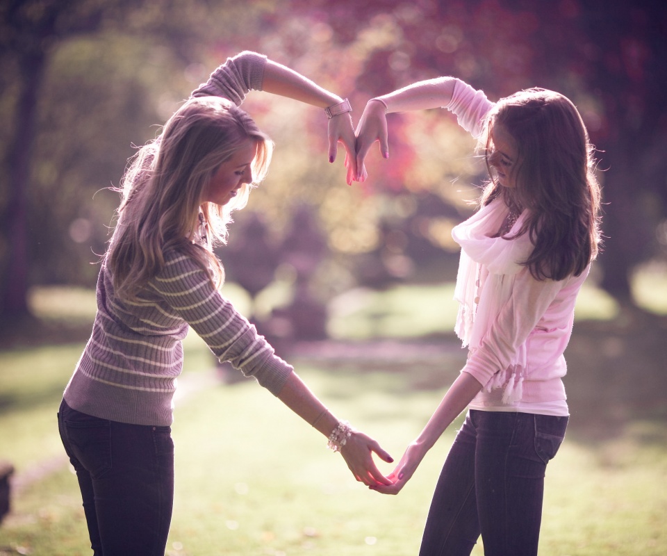 Две девушки и сердце из рук обои