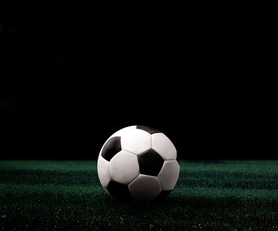 Футбольный мяч на темном поле обои