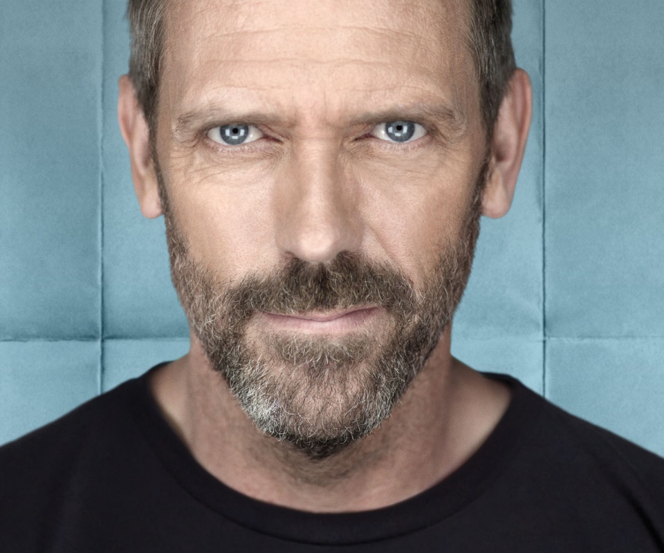 Доктор Хаус в футболке со змеями на трости обои