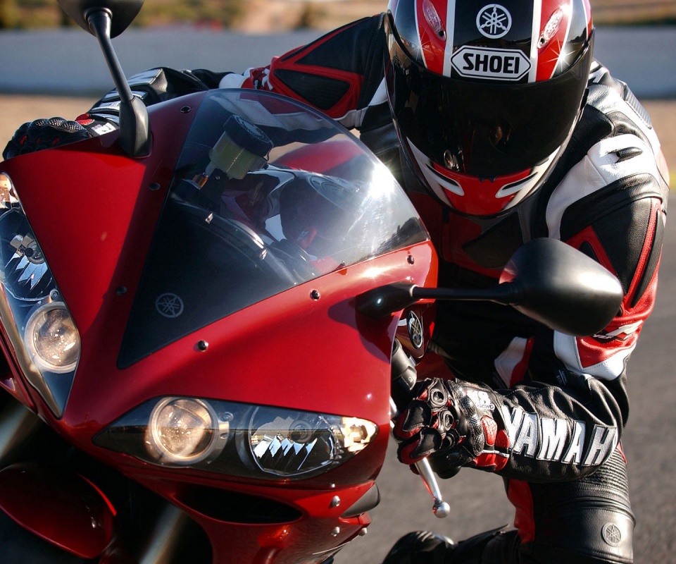 Мотоциклист на красной ямахе обои