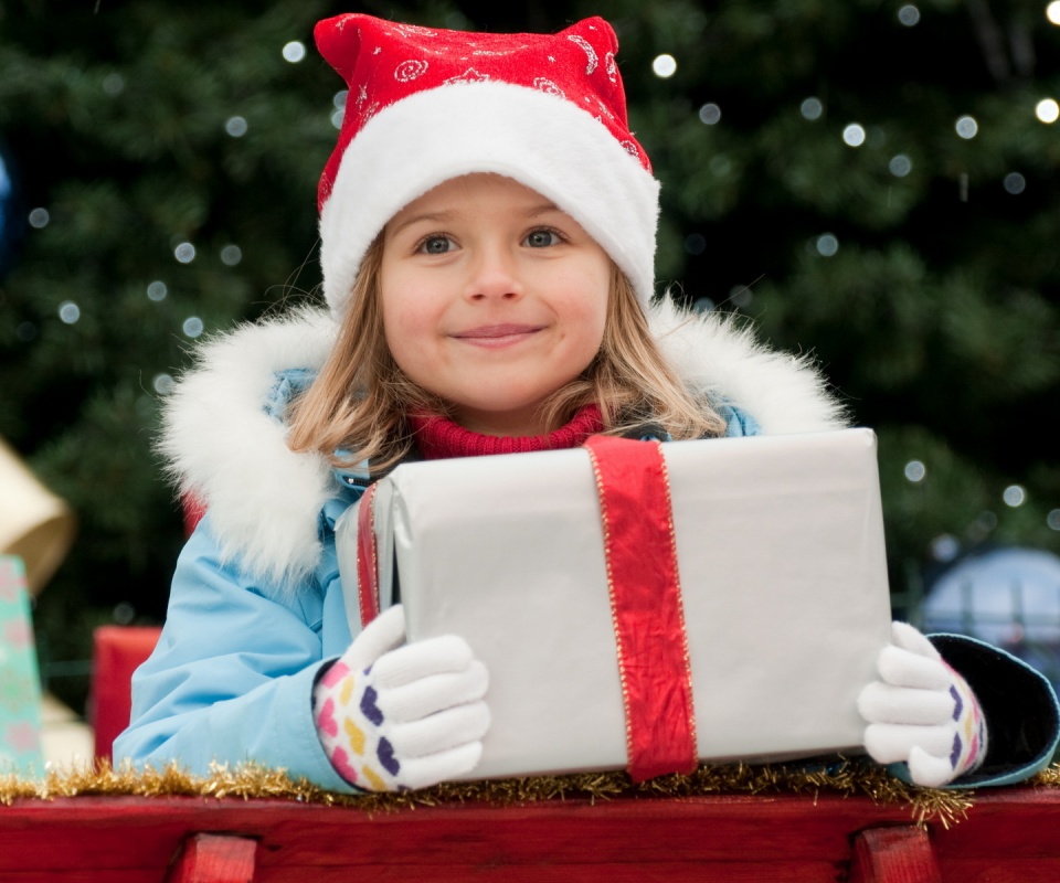 Ребенок с подарком обои