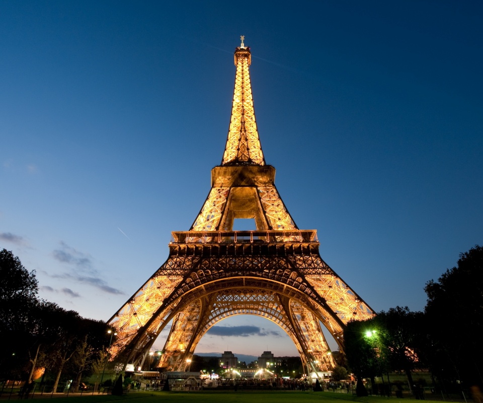 Светящаяся эйфелева башня обои