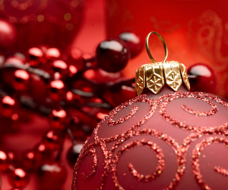 Красная ёлочная игрушка обои