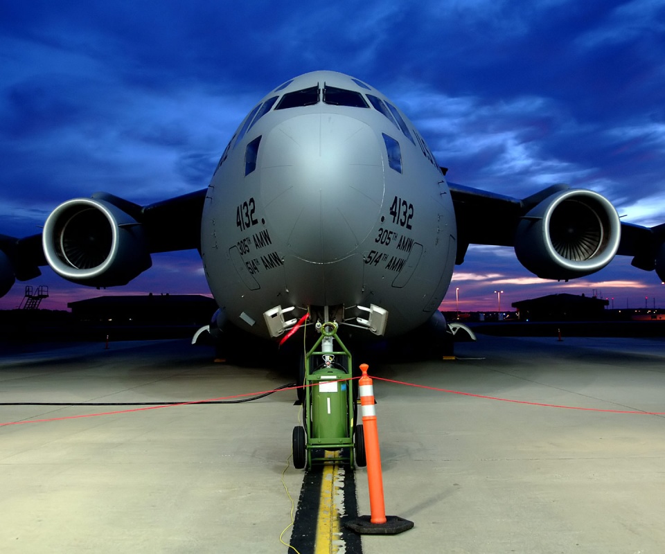 Самолет на взлетной полосе обои