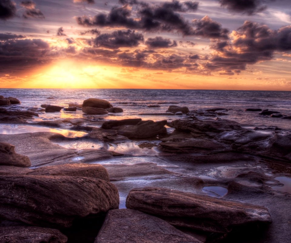 Каменистый берег на закате обои