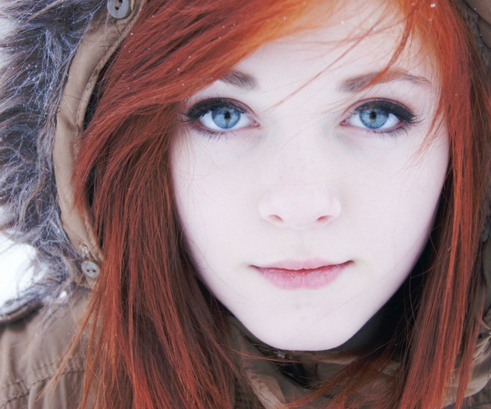 Рыжая в капюшоне обои