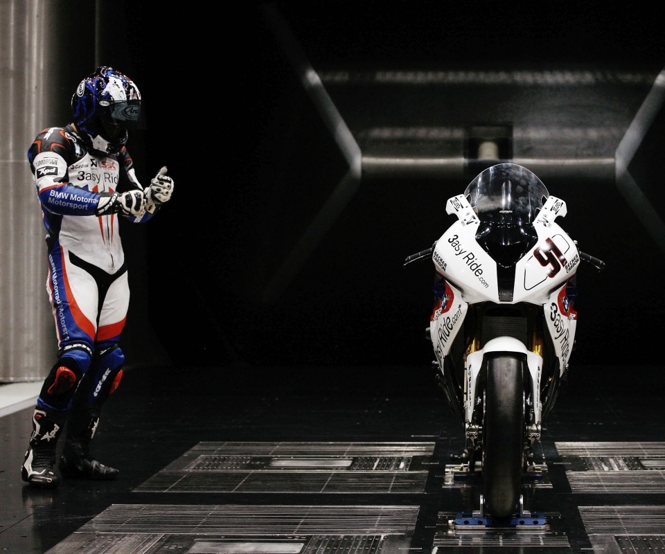 Мотоцикл на тестовом стенде обои