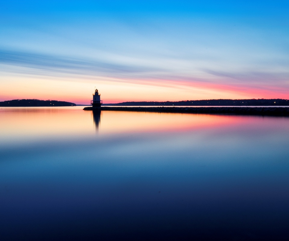 Маяк и его отражение обои