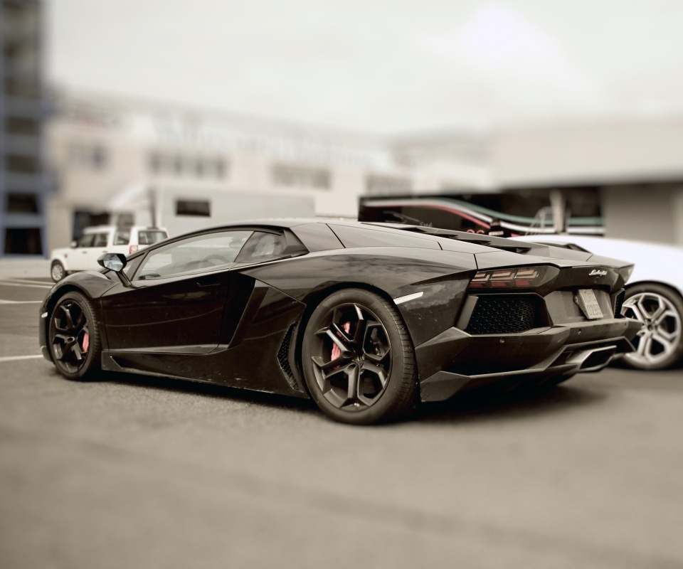 Ламборджини ревентон на парковке обои