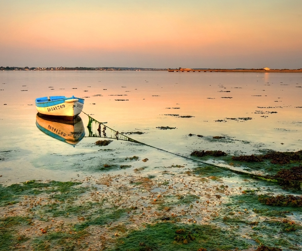 Лодка на илистом берегу обои