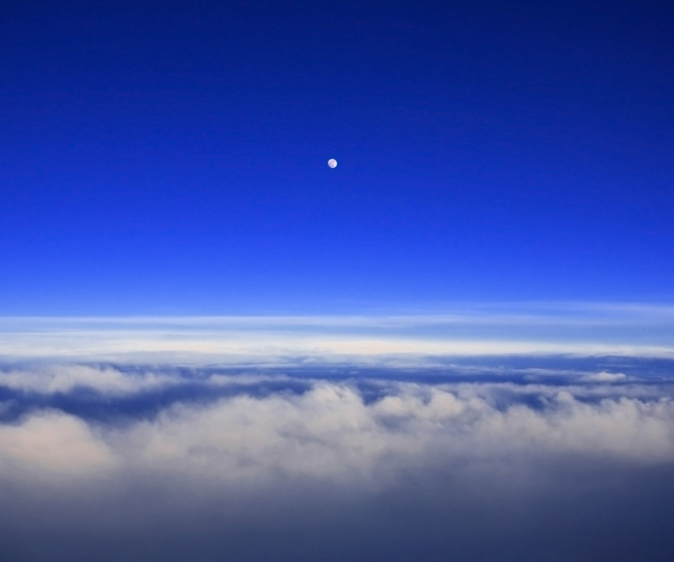 Одинокая луна над облаками обои