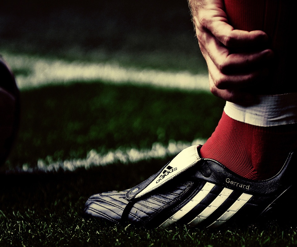 Левая нога футболиста в бутсе обои