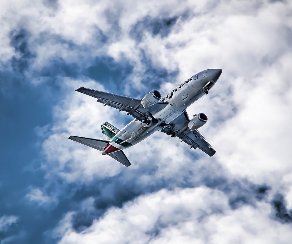 Самолет гражданской авиации в небе обои