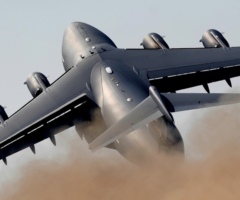 Большой грузовой самолет на взлете обои