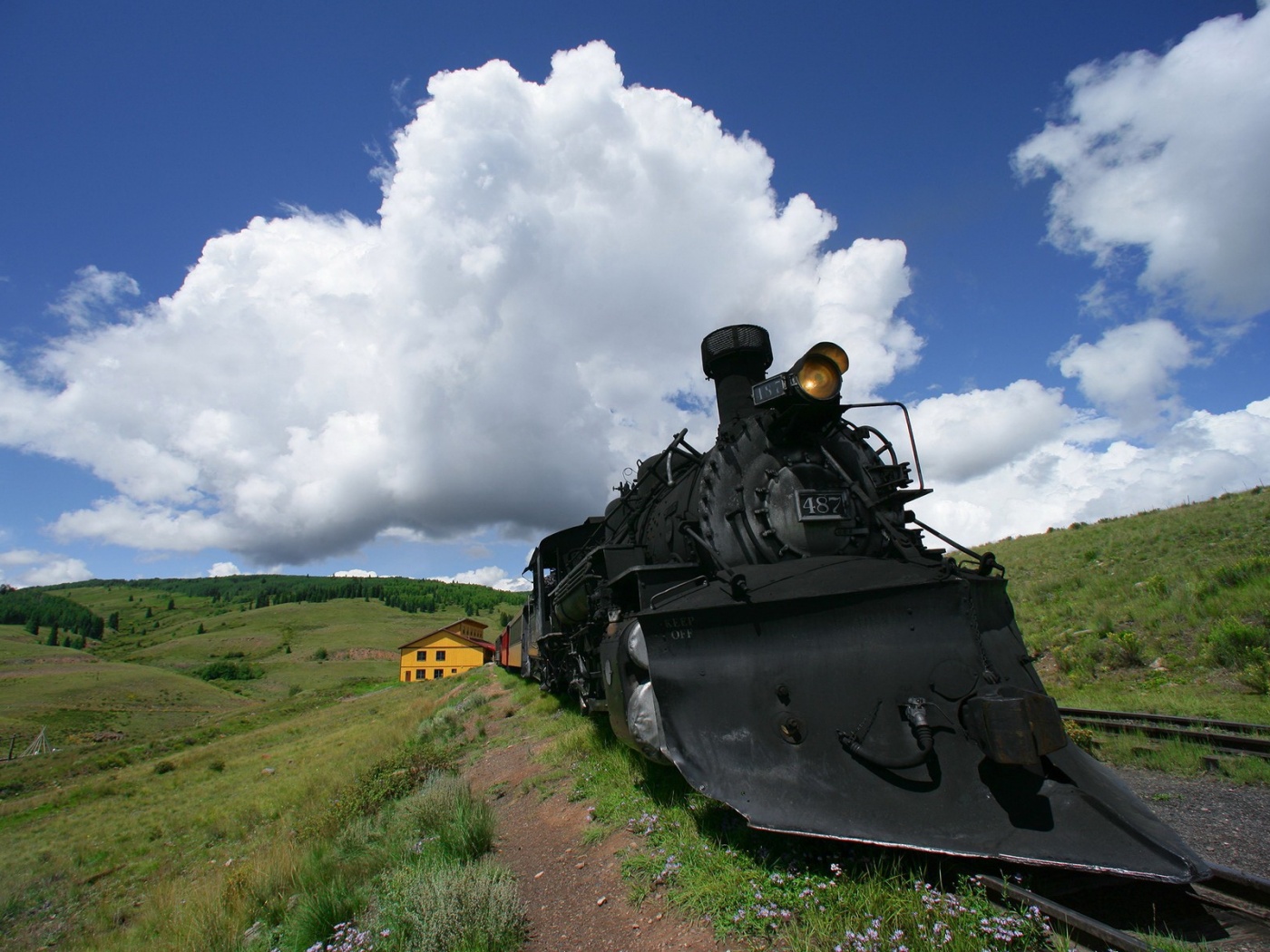 Паровоз на деревенской станции обои