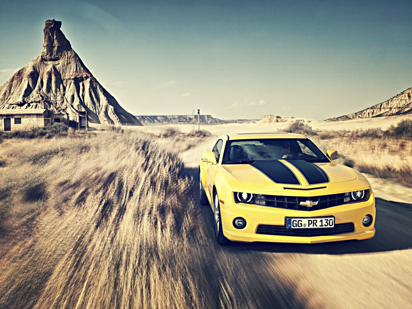 Камаро на пустынной дороге обои