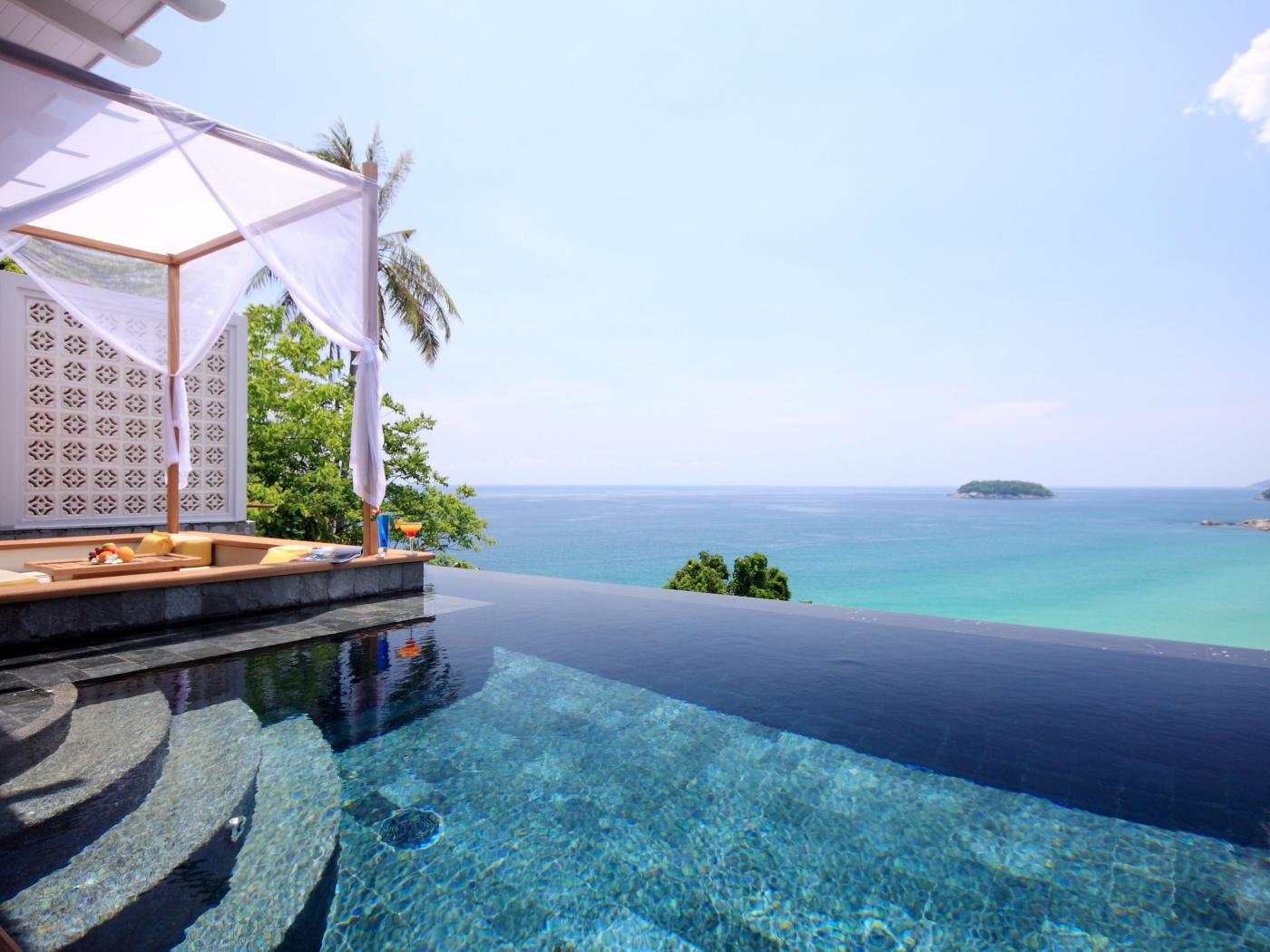 Бассейн на берегу моря обои