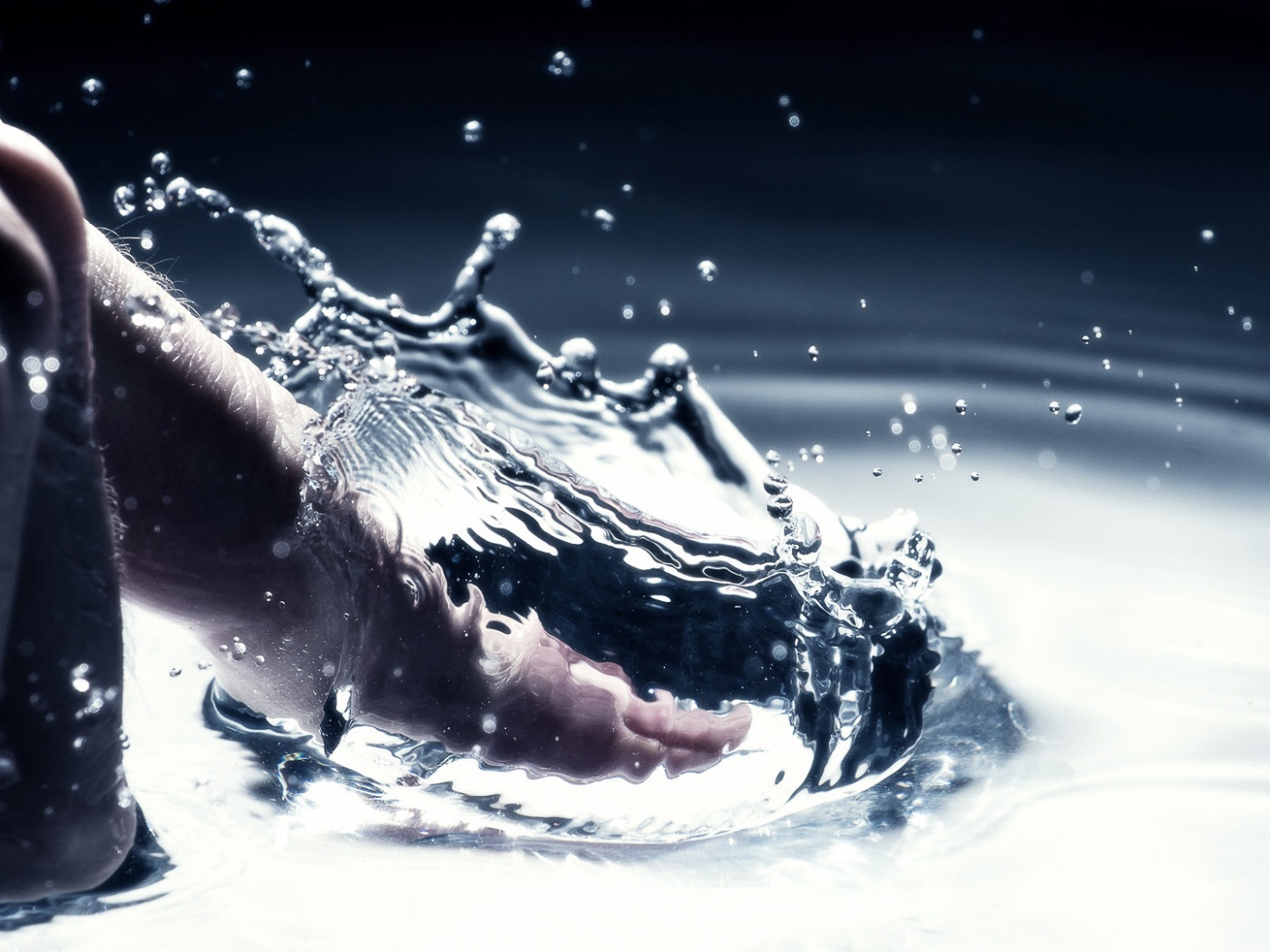 Палец в воде обои