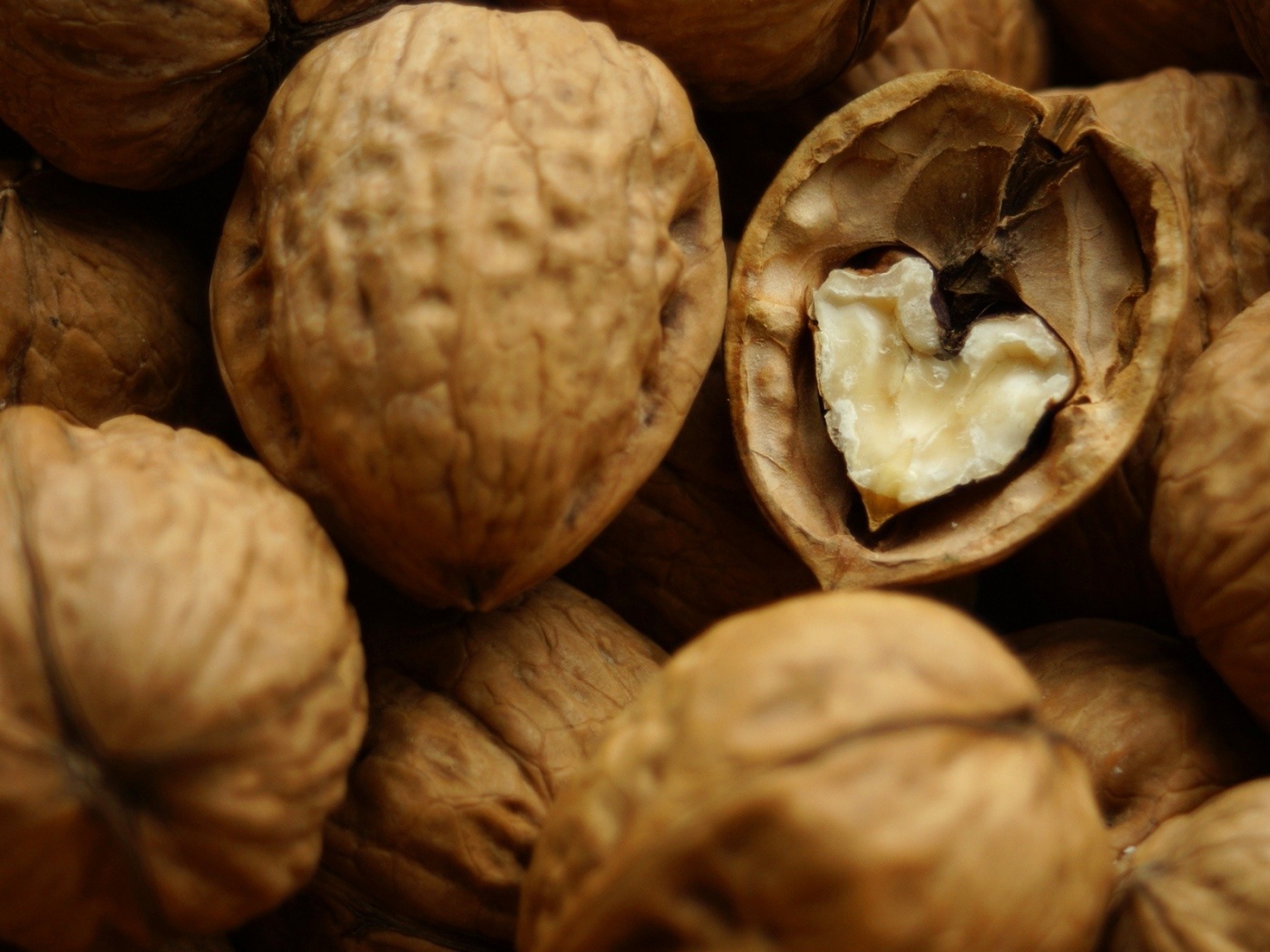 Расколотый орех обои