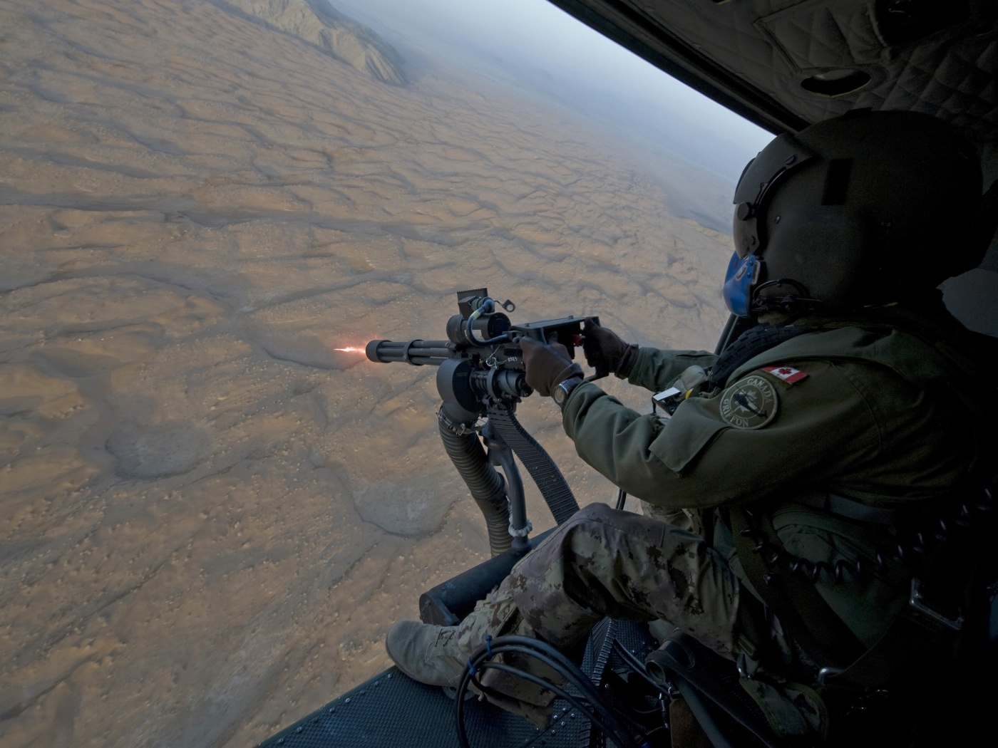 Обстрел с борта вертолета обои