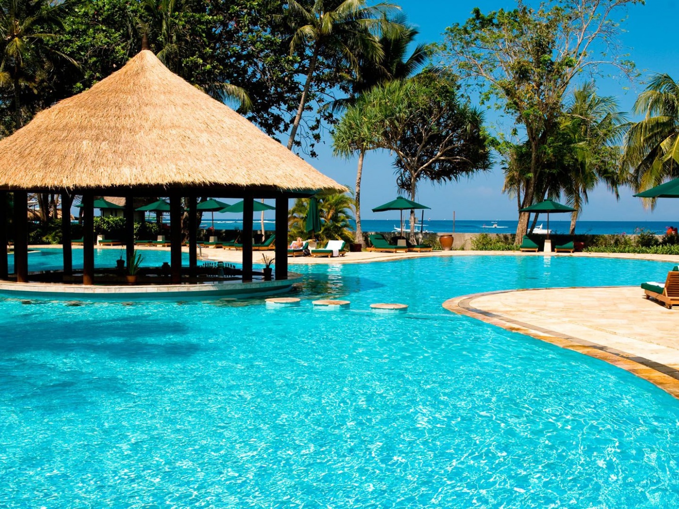 Бассейн отеля обои