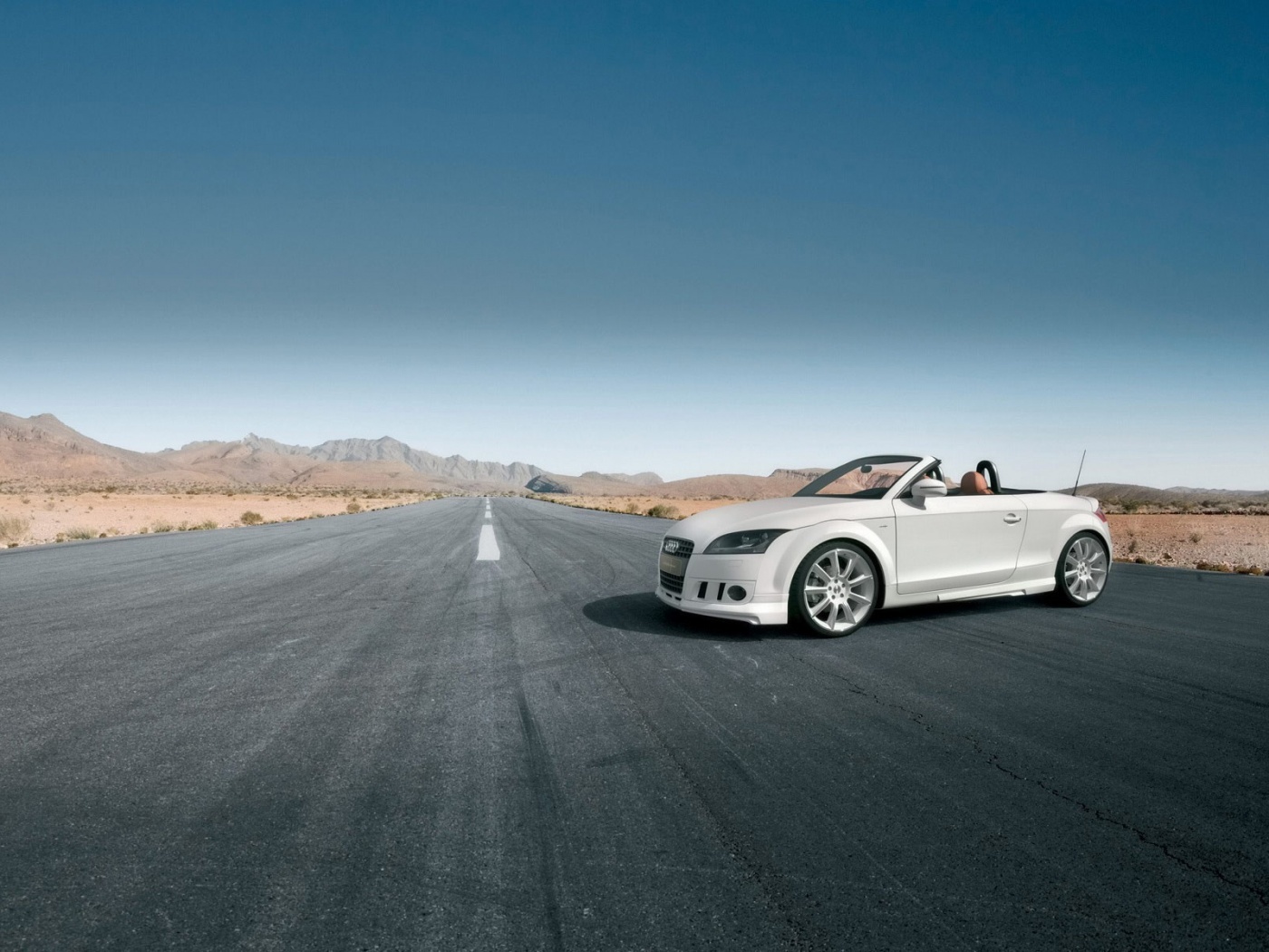 Кабриолет Ауди на пустынной дорге обои