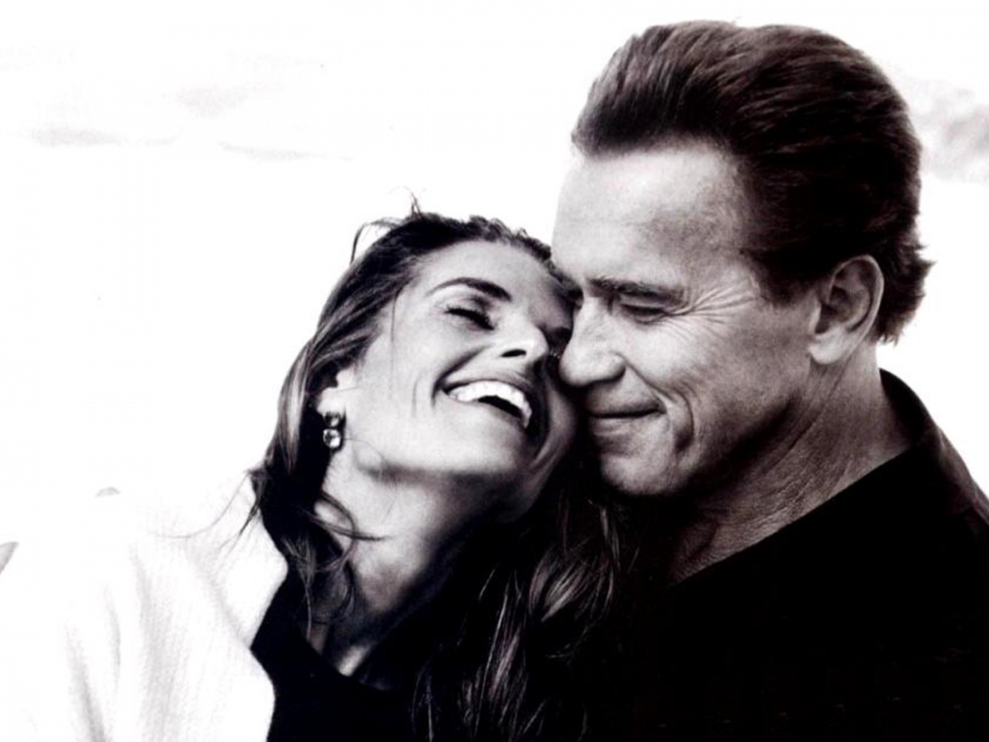 Арнольд Шварцнегер с девушкой обои